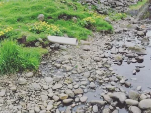 Í kjalarvørrinum av kjakinum um spillvatn