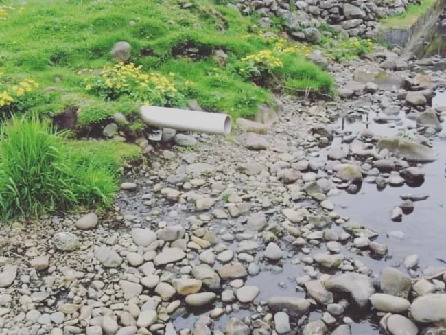 Í kjalarvørrinum av kjakinum um spillvatn Í kjalarvørrinum av kjakinum um spillvatn