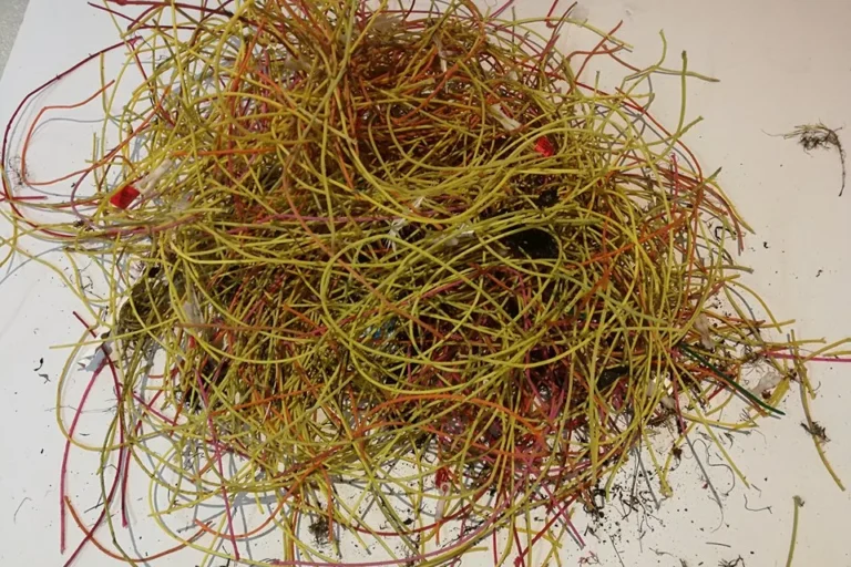 Plastleidningar eru í grótinum frá Glyvursnesi Plastleidningar eru í grótinum frá Glyvursnesi